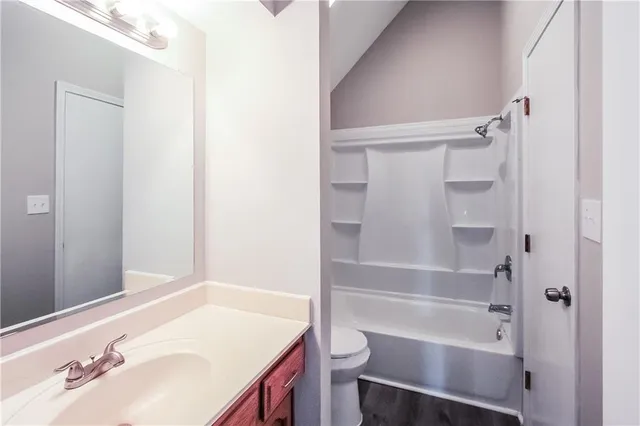 $2,335 | 8425 North Chatham Avenue, Kansas City, MO 64154