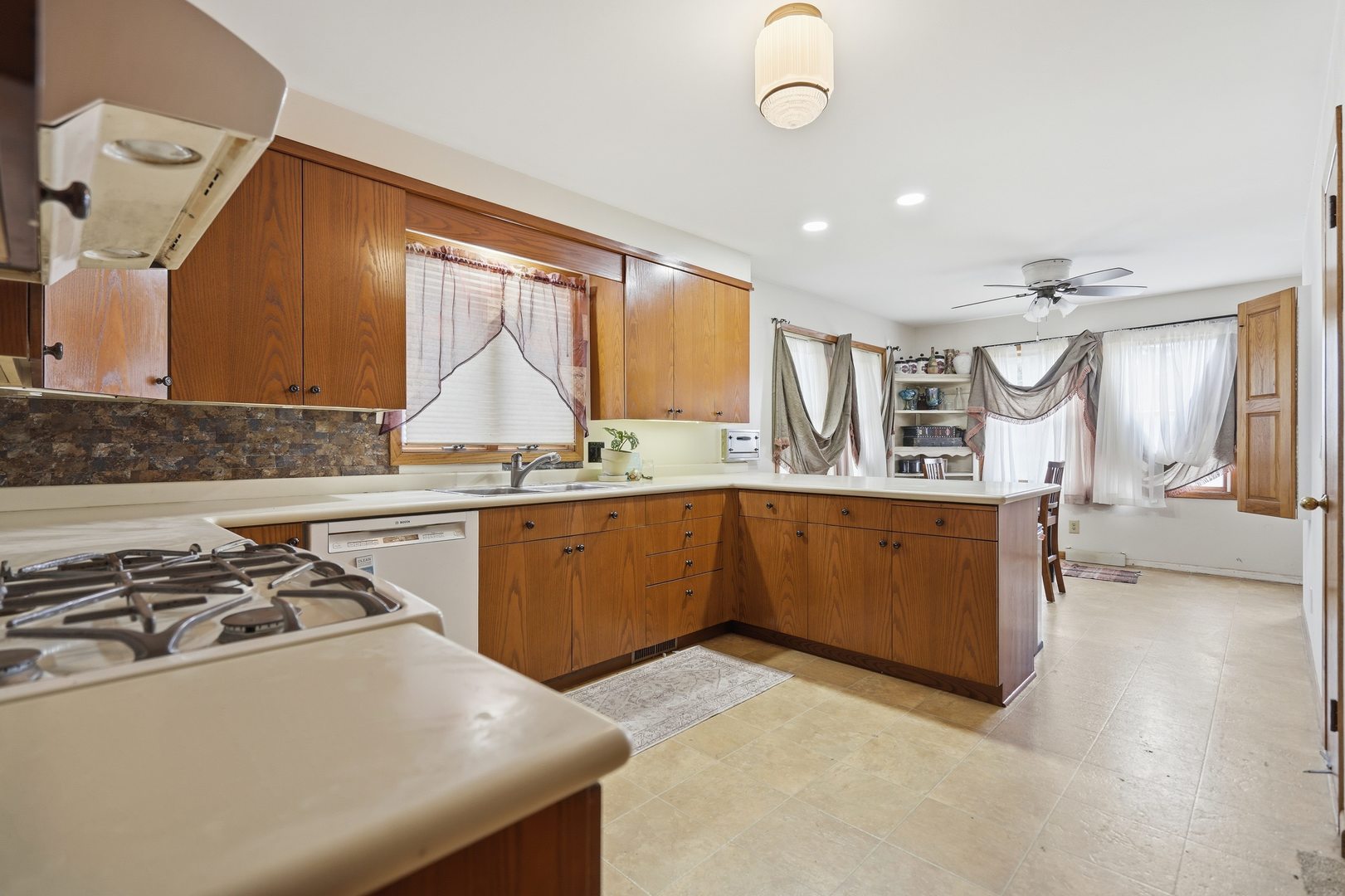 2702 Middle Road Davenport, IA 52803 - Photo 10 of 24