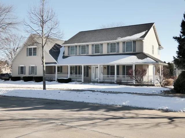 $689,900 | 125 East Wayfarer Lane, Appleton, WI 54913