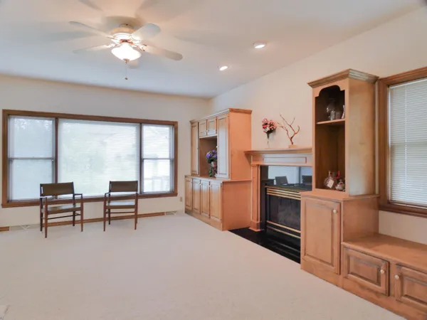 $689,900 | 125 East Wayfarer Lane, Appleton, WI 54913
