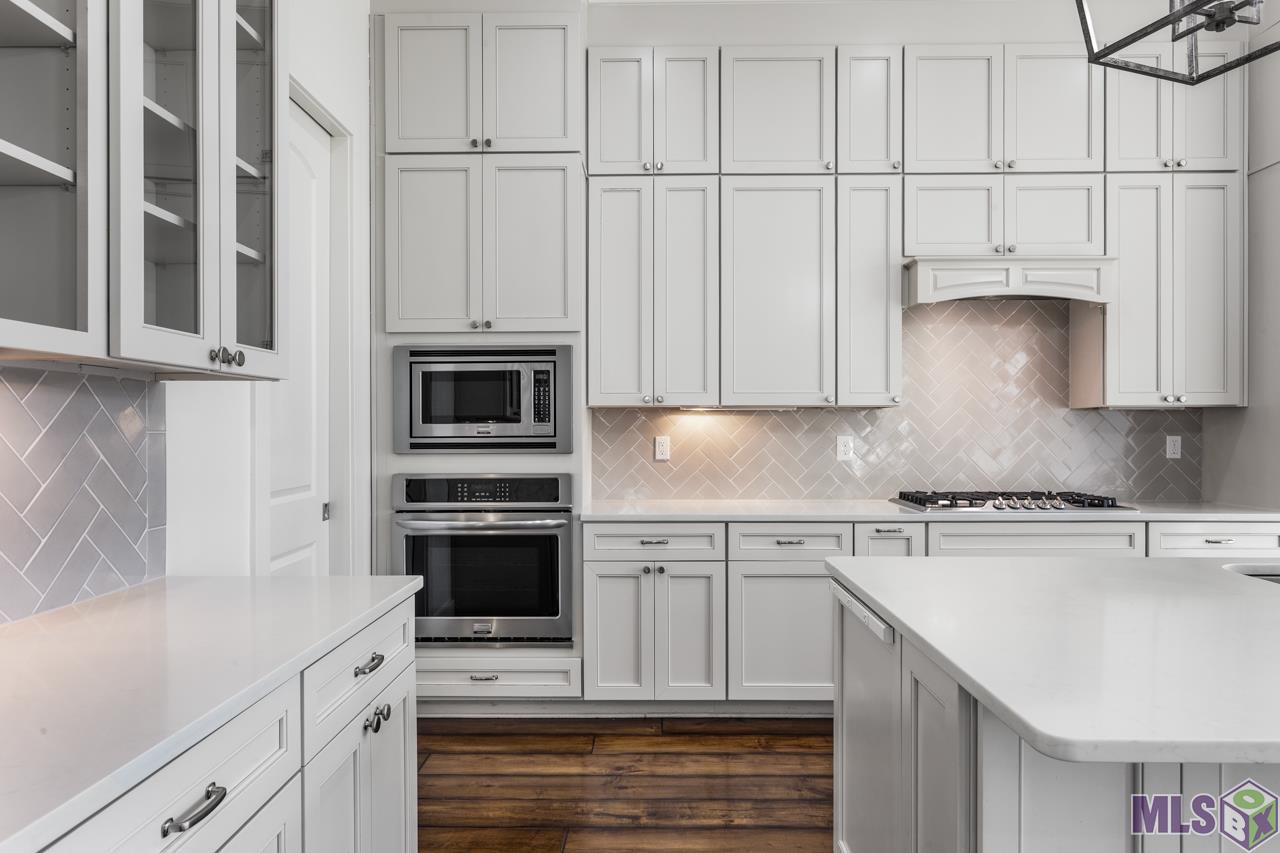 10740 Summer Fest Lane Baton Rouge, LA 70810 - Photo 14 of 34 Wall oven and microwave