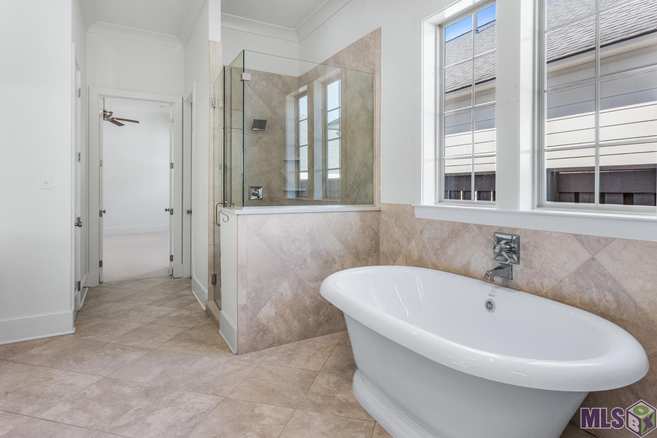10740 Summer Fest Lane Baton Rouge, LA 70810 - Photo 22 of 34 Great soaking tub and separate shower