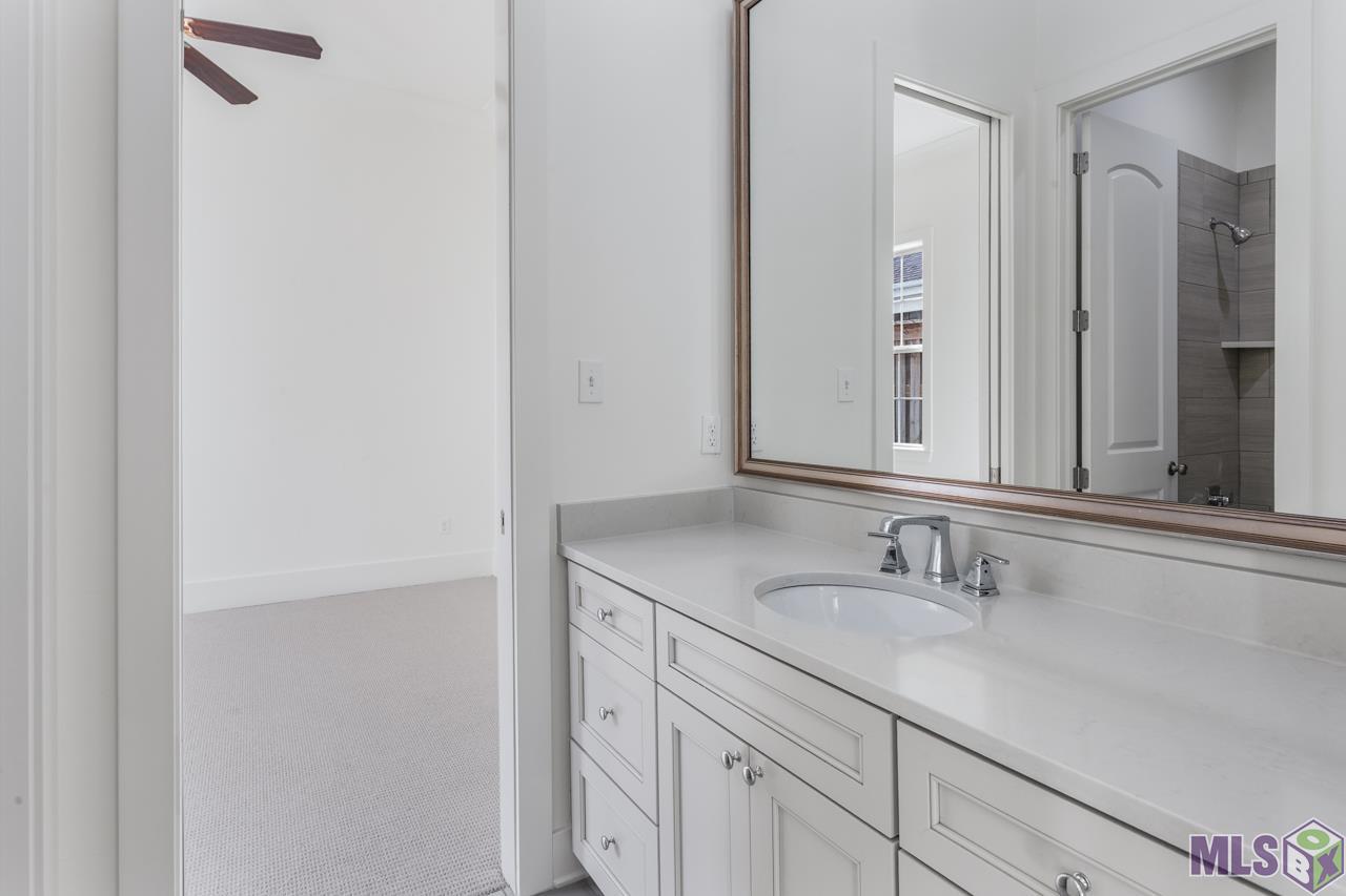 10740 Summer Fest Lane Baton Rouge, LA 70810 - Photo 27 of 34 Jack-n-Jill bath between downstairs bedrooms