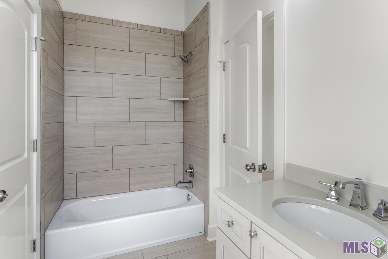 10740 Summer Fest Lane Baton Rouge, LA 70810 - Photo 32 of 34 Upstairs bath tub area