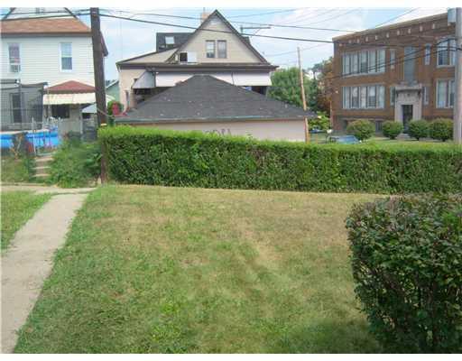 1102 Taggart Street McKees Rocks, PA 15136 - Photo 14 of 18 Yard/Garden.