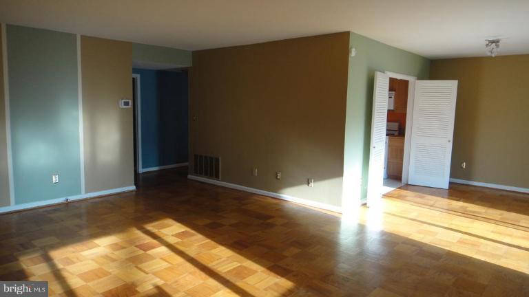 11 Cross Keys Road, Unit 11F Baltimore, MD 21210 - Photo 7 of 12 Living Room
