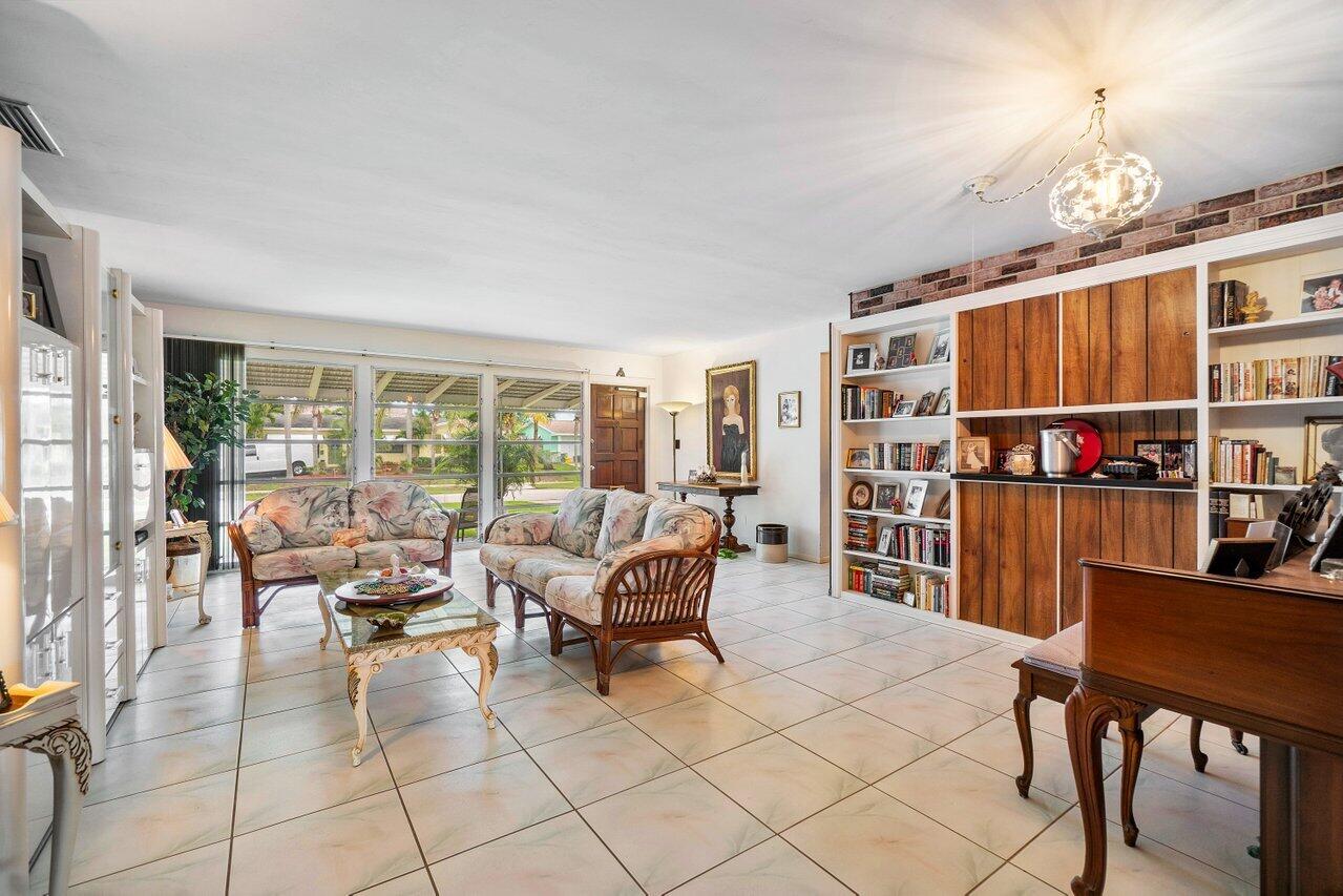 412 Gulf Road North Palm Beach, FL 33408 - Photo 6 of 26 LIVING ROOM
