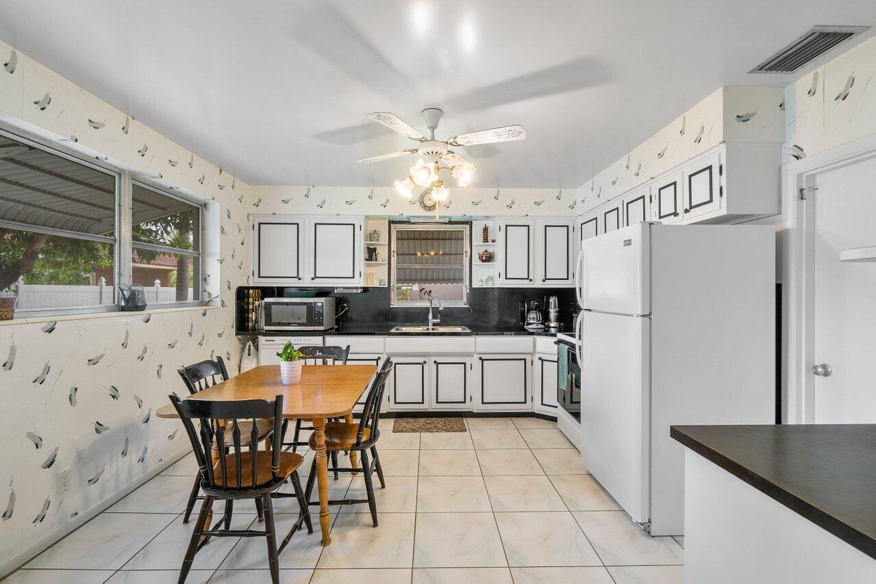 412 Gulf Road North Palm Beach, FL 33408 - Photo 9 of 26 EAT-IN KITCHEN