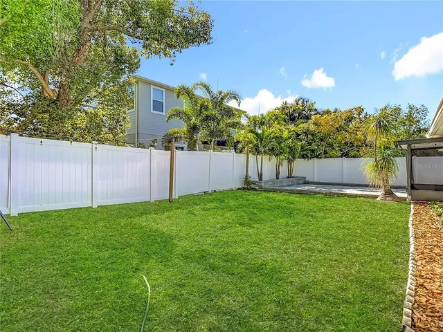 a view of a back yard