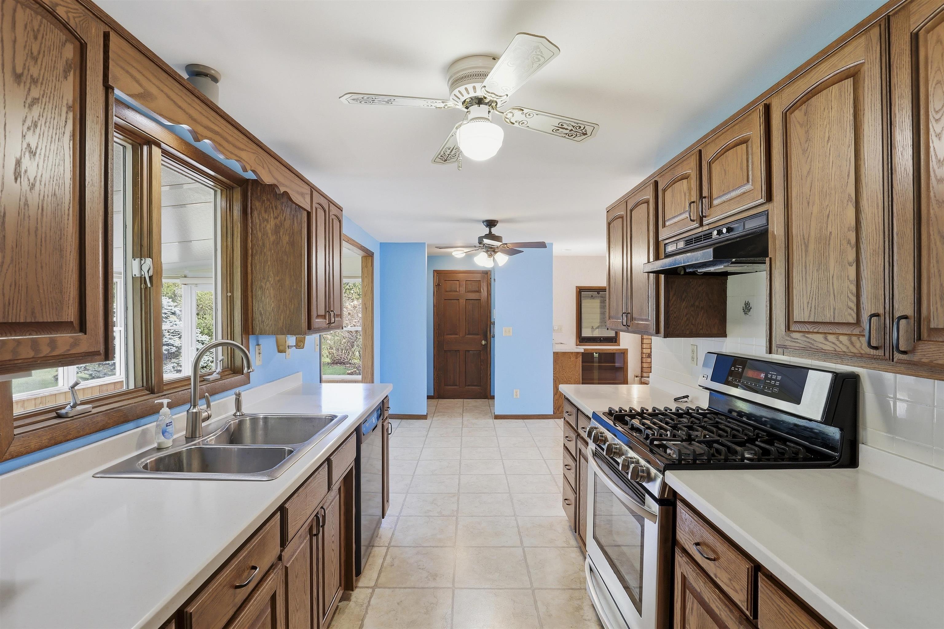 3113 North Peach Tree Lane Appleton, WI 54911 - Photo 8 of 34