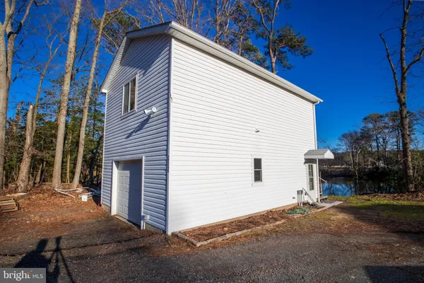 a view of a house with backyard and a tree