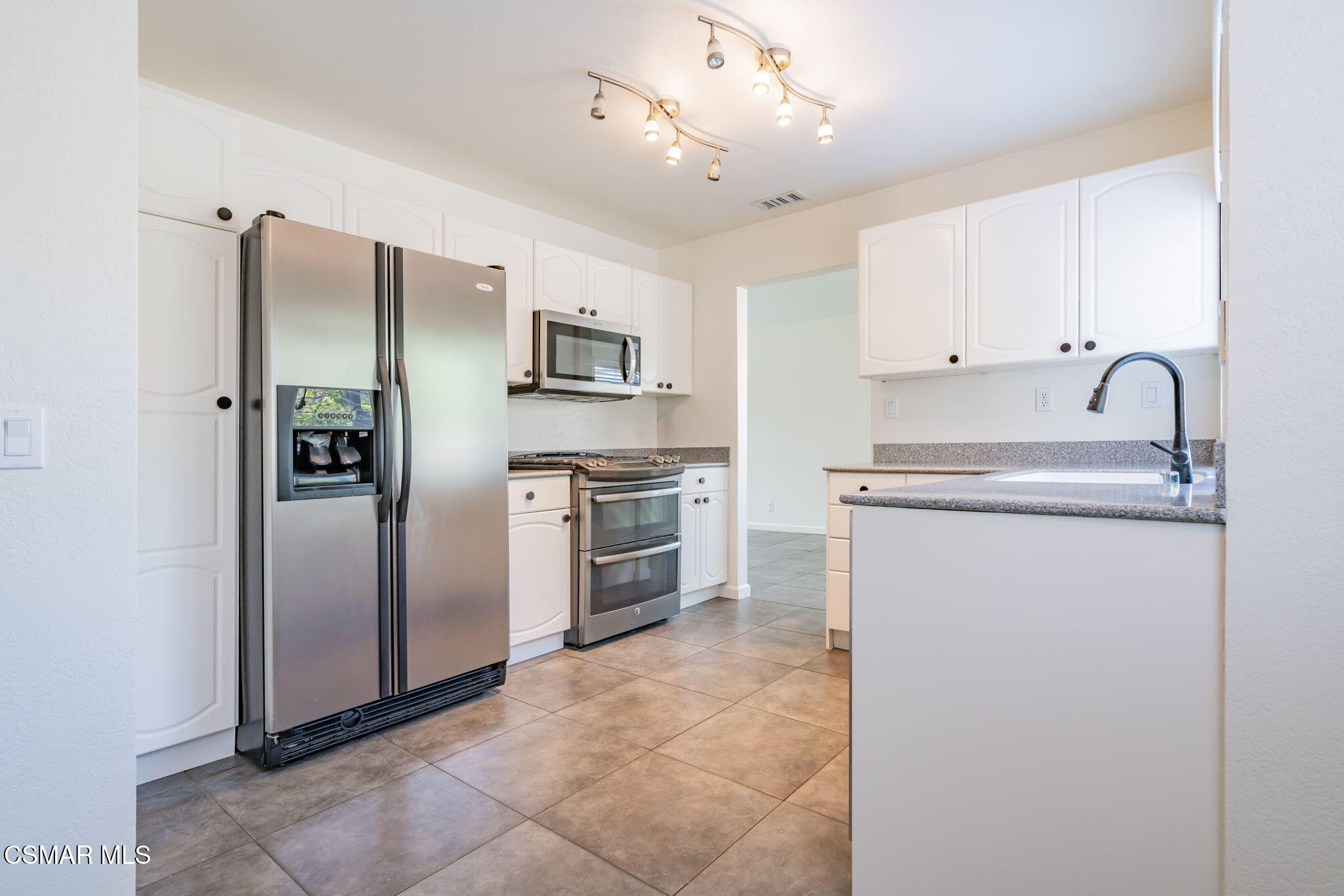 2344 Hampton Avenue Simi Valley, CA 93063 - Photo 9 of 41 19-web-or-mls-_CK11999