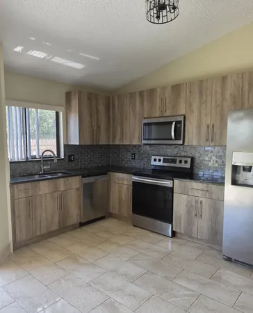 $2,500 | 31 Peachtree Place, Boynton Beach, FL 33436