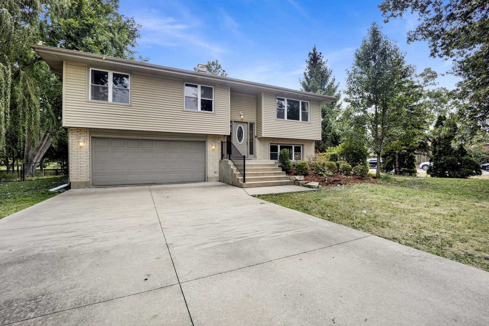 1S705 Eisenhower Road Oakbrook Terrace, IL 60181 - Photo 1 of 35 Gallery Image 1