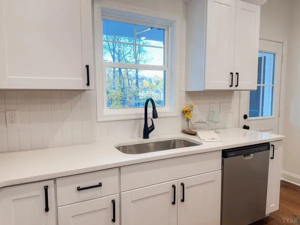 $263,900 | 110 Aaron Place, Unit 601, Lynchburg, VA 24502