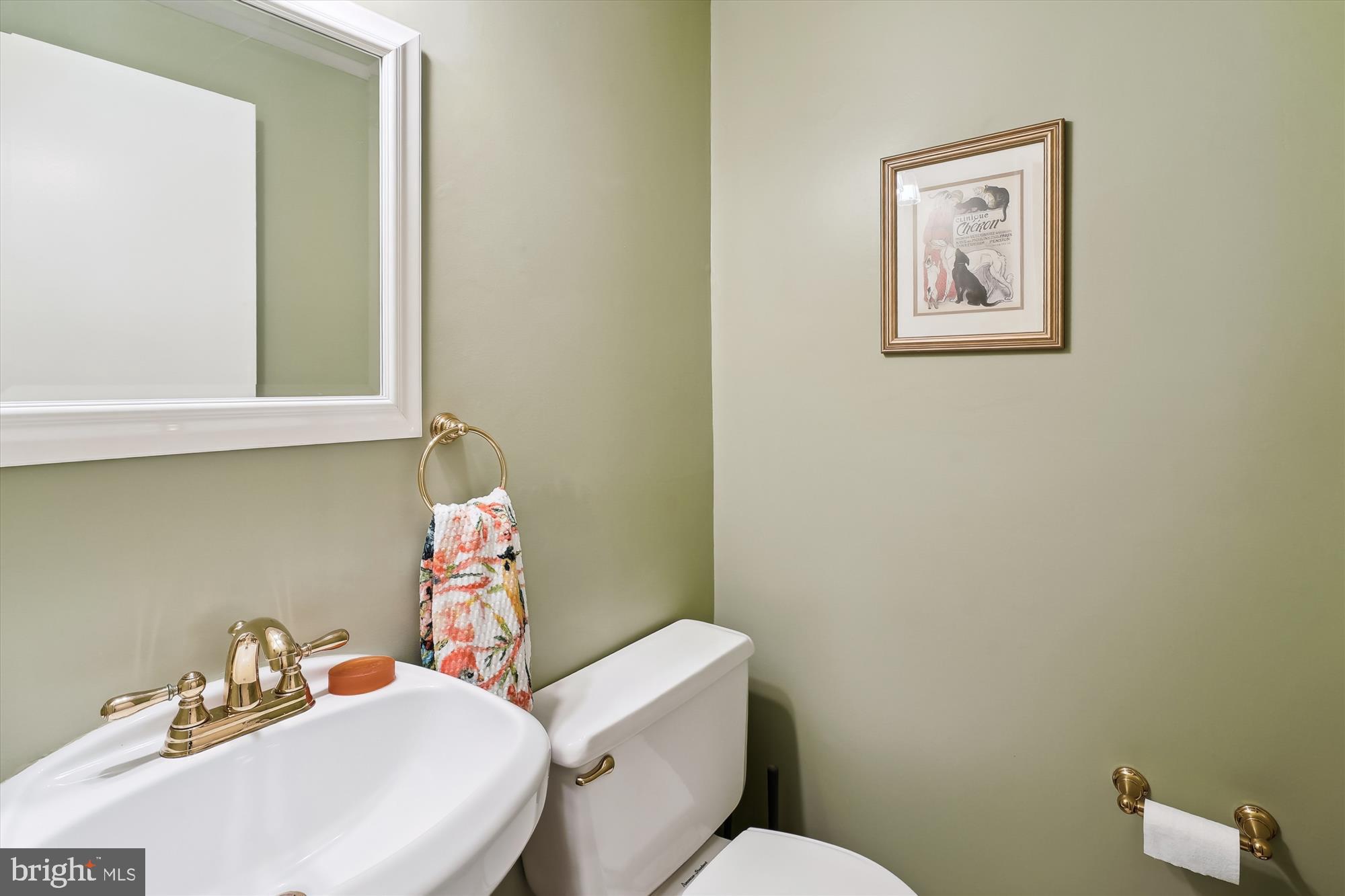 8510 Oakford Drive Springfield, VA 22152 - Photo 21 of 36 a bathroom with a toilet a sink and mirror