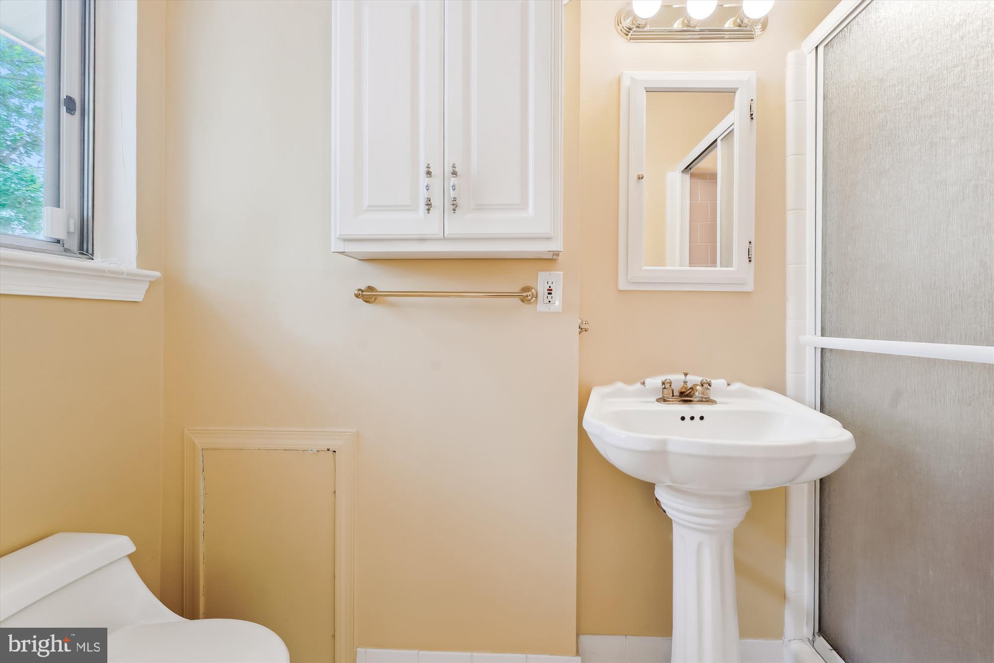 8510 Oakford Drive Springfield, VA 22152 - Photo 27 of 36 a bathroom with a sink a mirror and a toilet