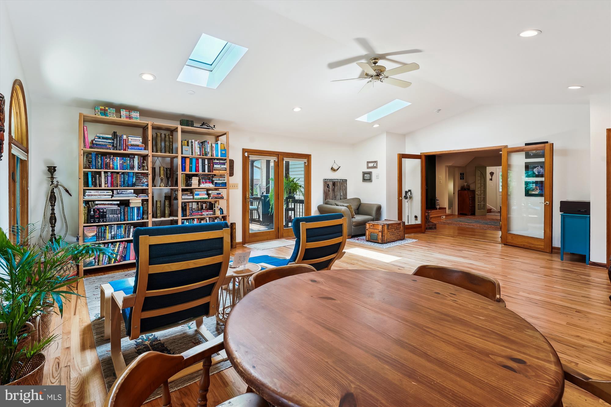 8510 Oakford Drive Springfield, VA 22152 - Photo 5 of 36 a living room with furniture and a book shelf