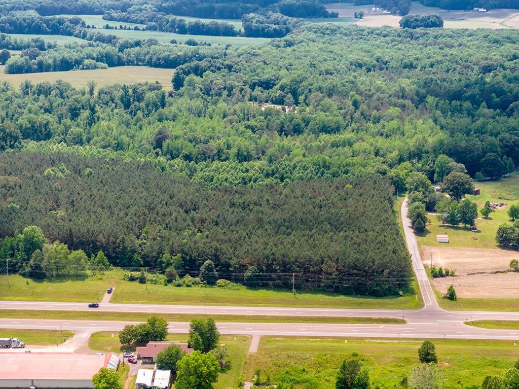 0 Hwy 22 & Carnal Road Huntingdon, TN 38344 - Photo 1 of 8 a view of a swimming pool and a yard