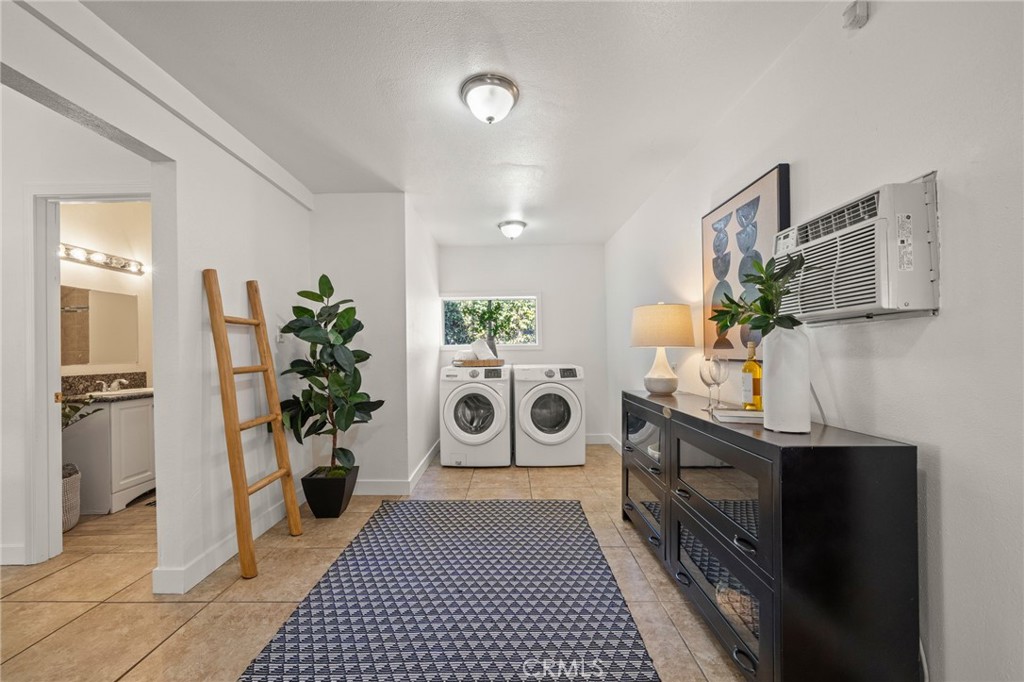 752 North Toledo Walk Long Beach, CA 90813 - Photo 11 of 32 a living room with furniture and a potted plant