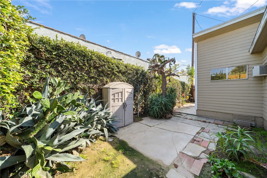 752 North Toledo Walk Long Beach, CA 90813 - Photo 26 of 32 a pathway of a house with a yard