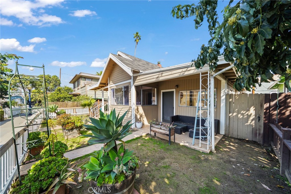 752 North Toledo Walk Long Beach, CA 90813 - Photo 27 of 32 a view of a house with patio