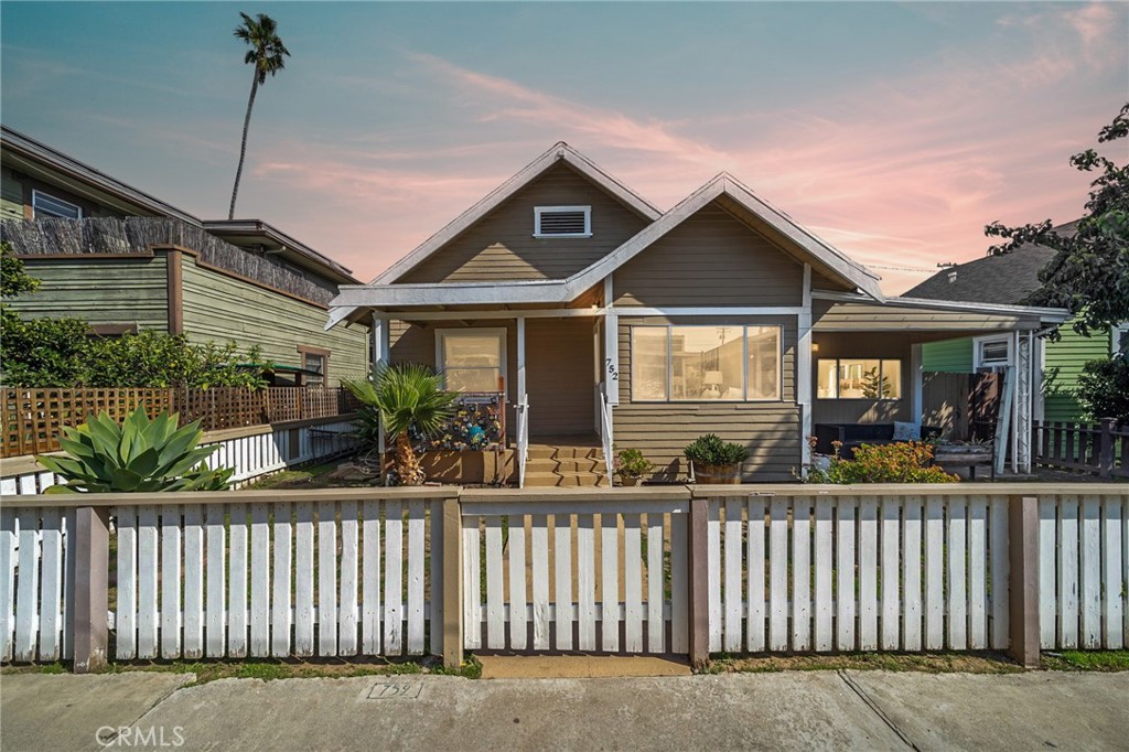 752 North Toledo Walk Long Beach, CA 90813 - Photo 31 of 32 a front view of a house with a porch