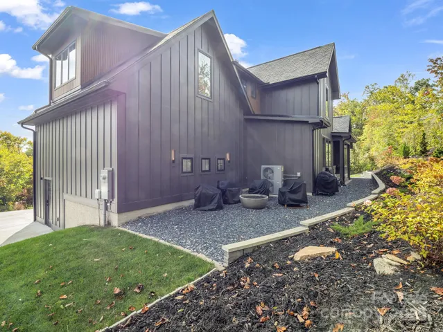 a view of a house with backyard