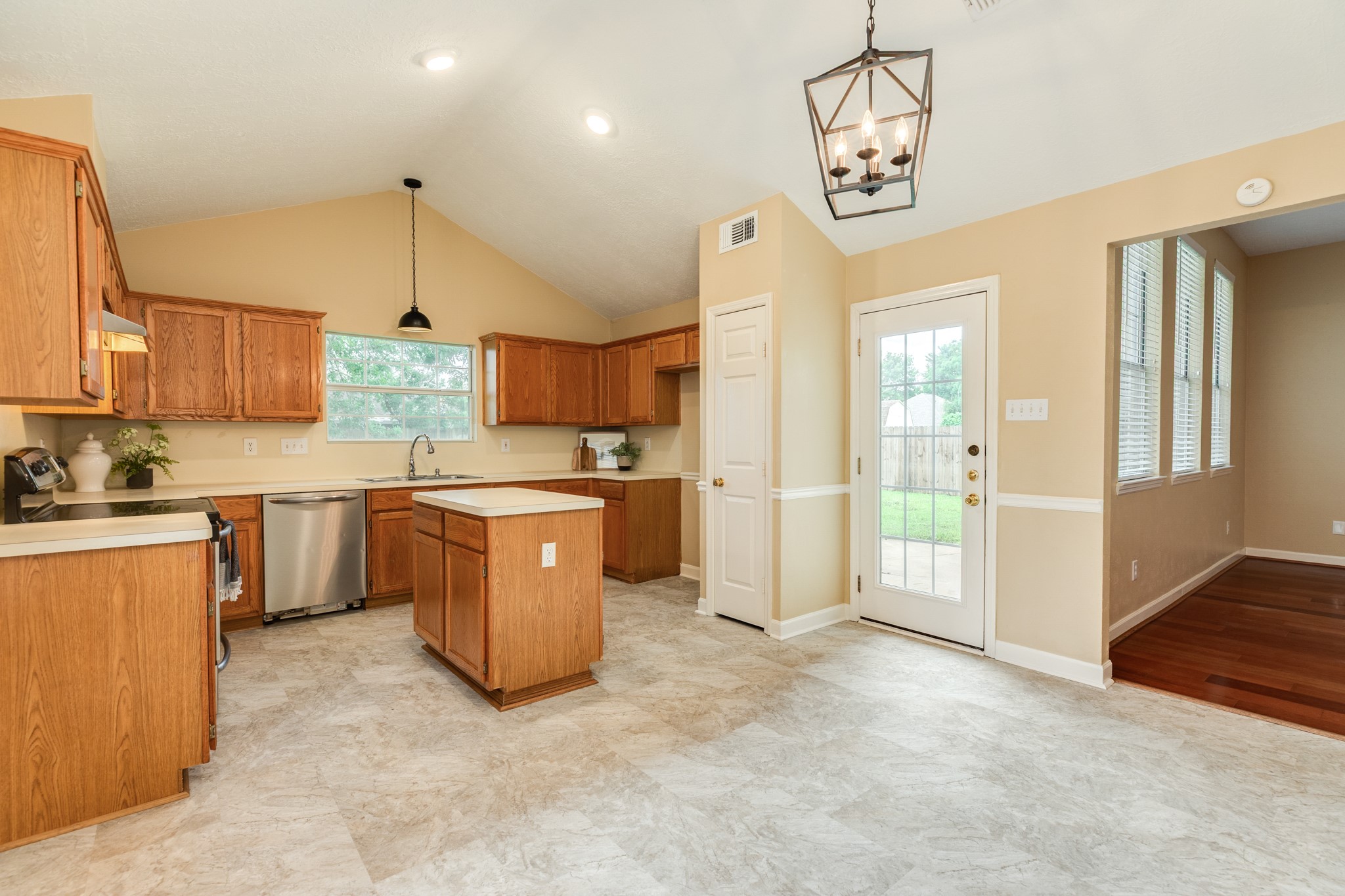 205 Mango Street Lake Jackson, TX 77566 - Photo 12 of 30