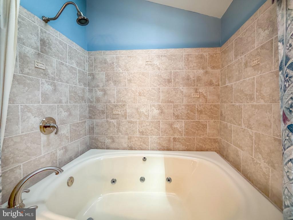 304 Barnsbury Road Langhorne, PA 19047 - Photo 39 of 55 a bathroom with a bathtub