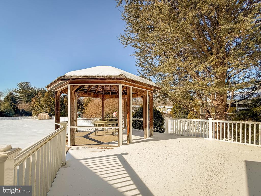 304 Barnsbury Road Langhorne, PA 19047 - Photo 49 of 55 a view of a balcony with wooden fence