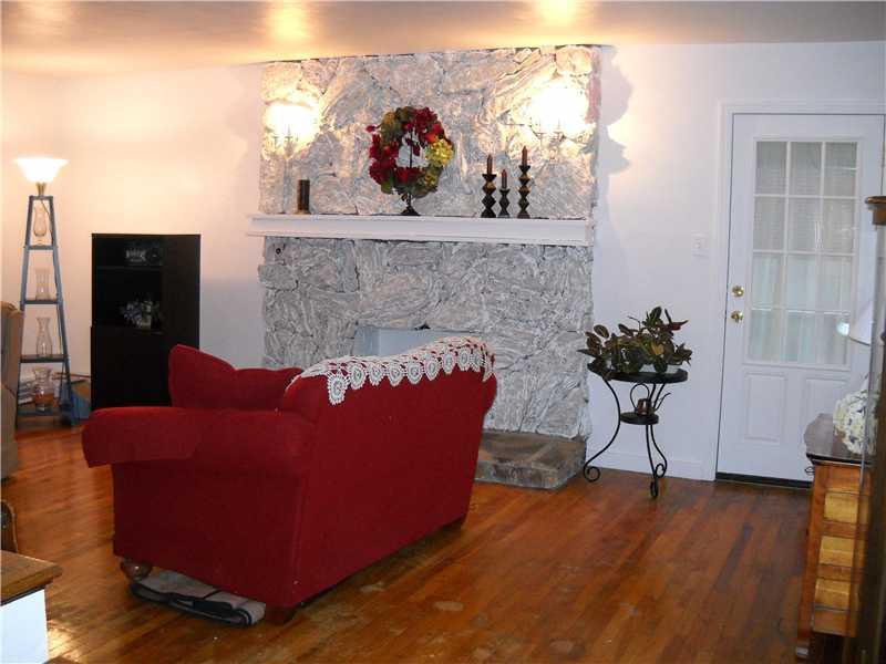 72 Herbst Road Coraopolis, PA 15108 - Photo 5 of 24 Living Room.