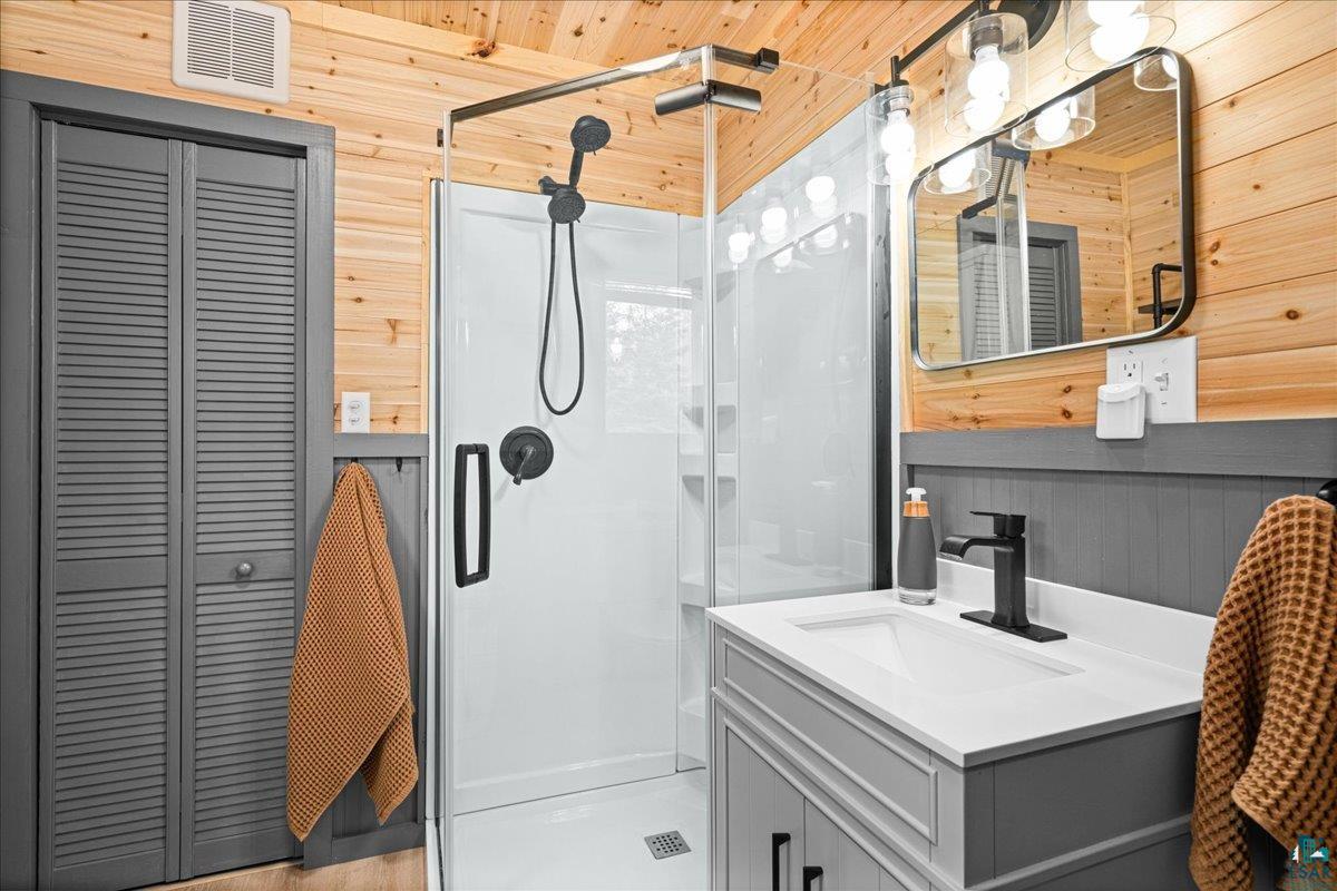 5923 North Shore Drive Duluth, MN 55804 - Photo 8 of 38