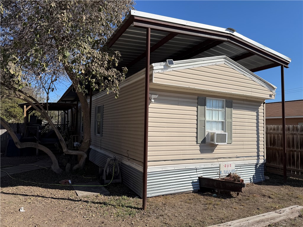 405 East Tullos Street Three Rivers, TX 78071 - Photo 2 of 4