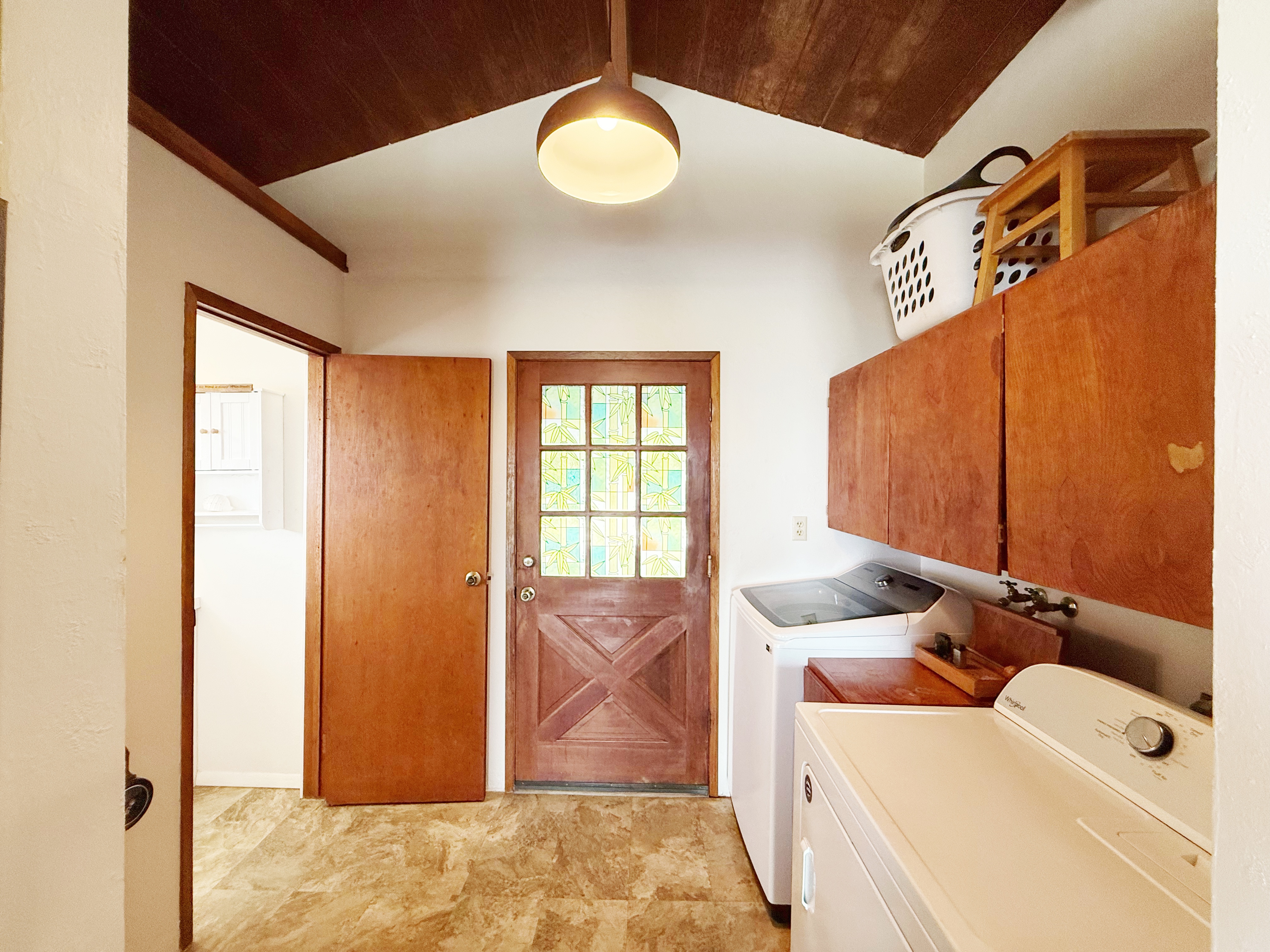 94-1726 Wakea Avenue Naalehu, HI 96772 - Photo 10 of 30 a bathroom with a tub sink and mirror