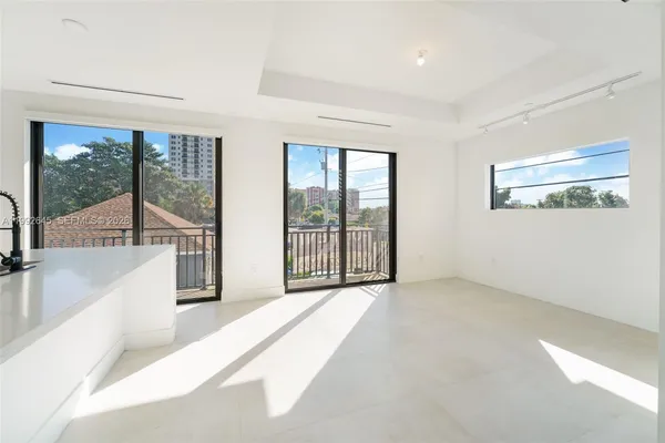 $5,900 | 3345 Southwest 22nd Terrace, Unit 3343, Miami, FL 33145