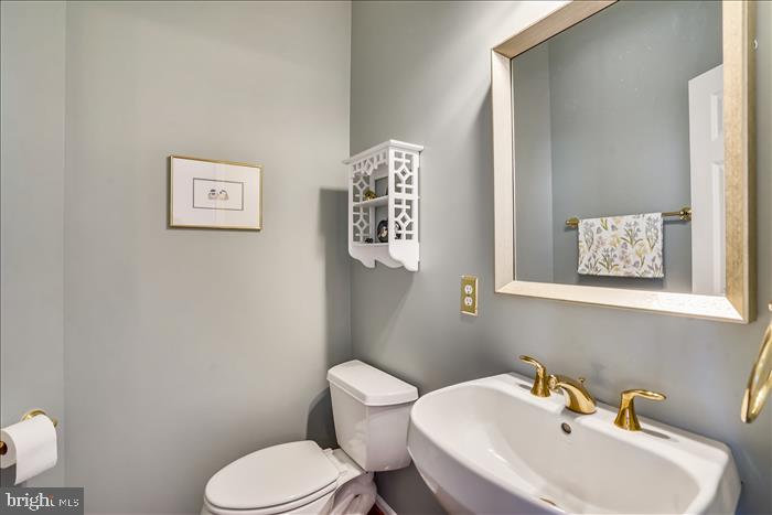 7328 Hampton Manor Place Springfield, VA 22150 - Photo 17 of 36 Powder Room