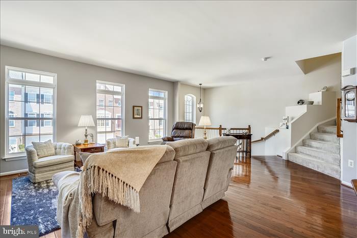 7328 Hampton Manor Place Springfield, VA 22150 - Photo 5 of 36 Living Room