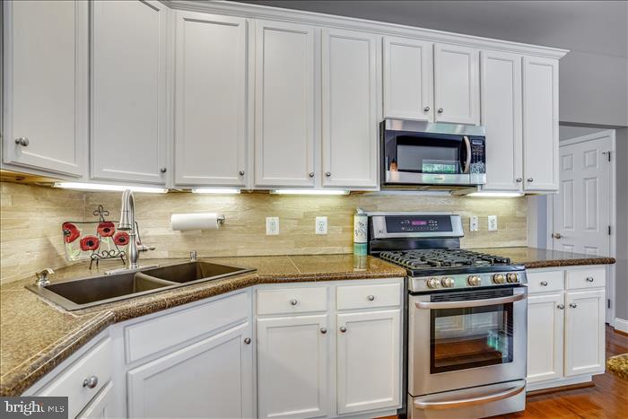 7328 Hampton Manor Place Springfield, VA 22150 - Photo 10 of 36 Kitchen