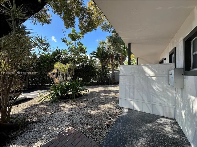 a view of a backyard