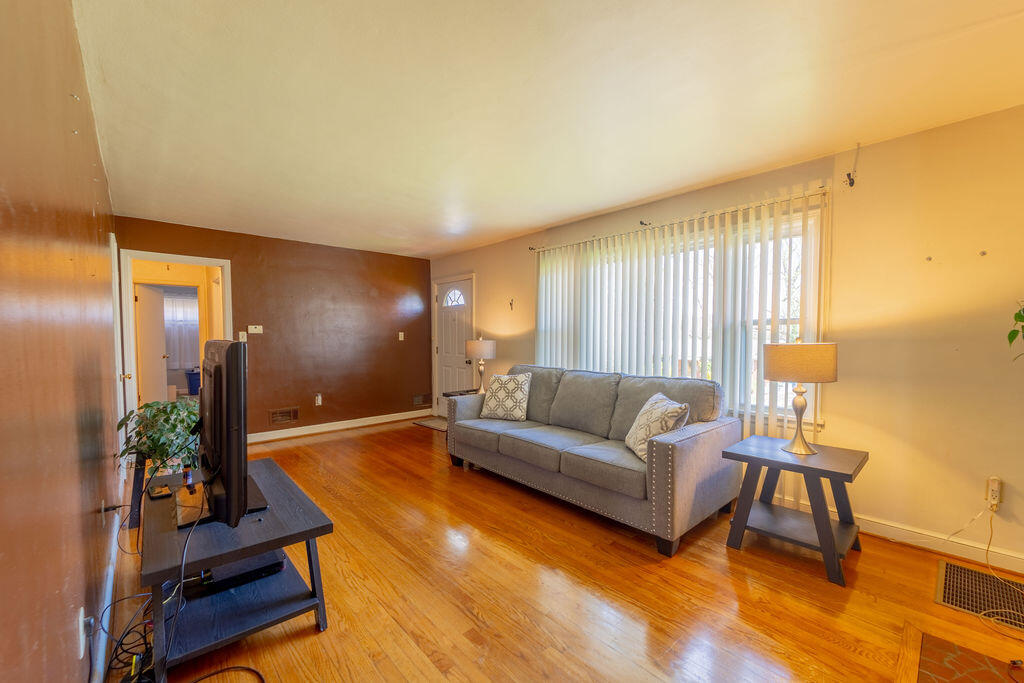 4408 Glenn Ridge Road Northwest Roanoke, VA 24017 - Photo 3 of 23 Living Room