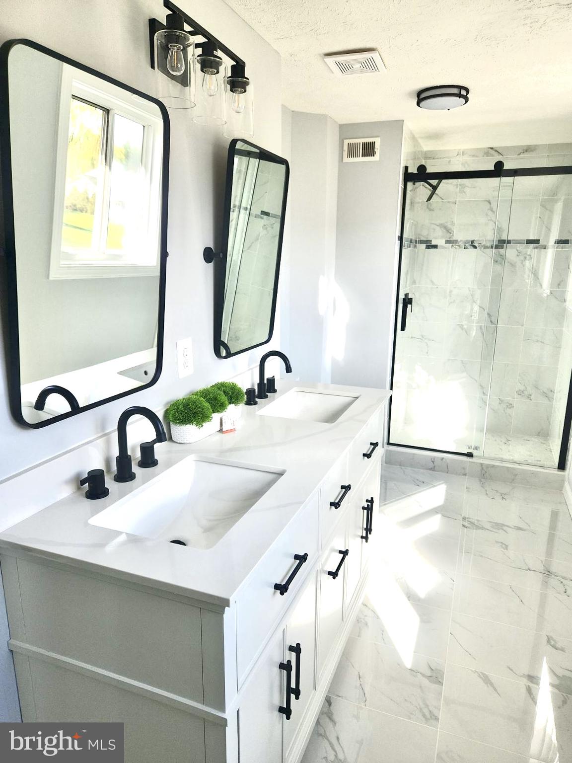 10460 Brackets Ford Circle Manassas, VA 20110 - Photo 3 of 29