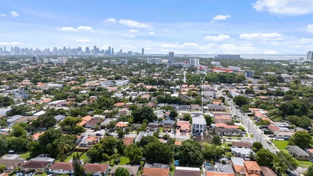 a view of a back yard