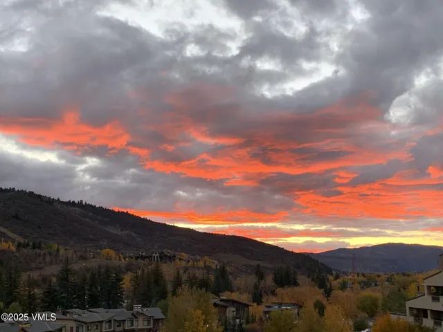 a view of residential houses with sky view