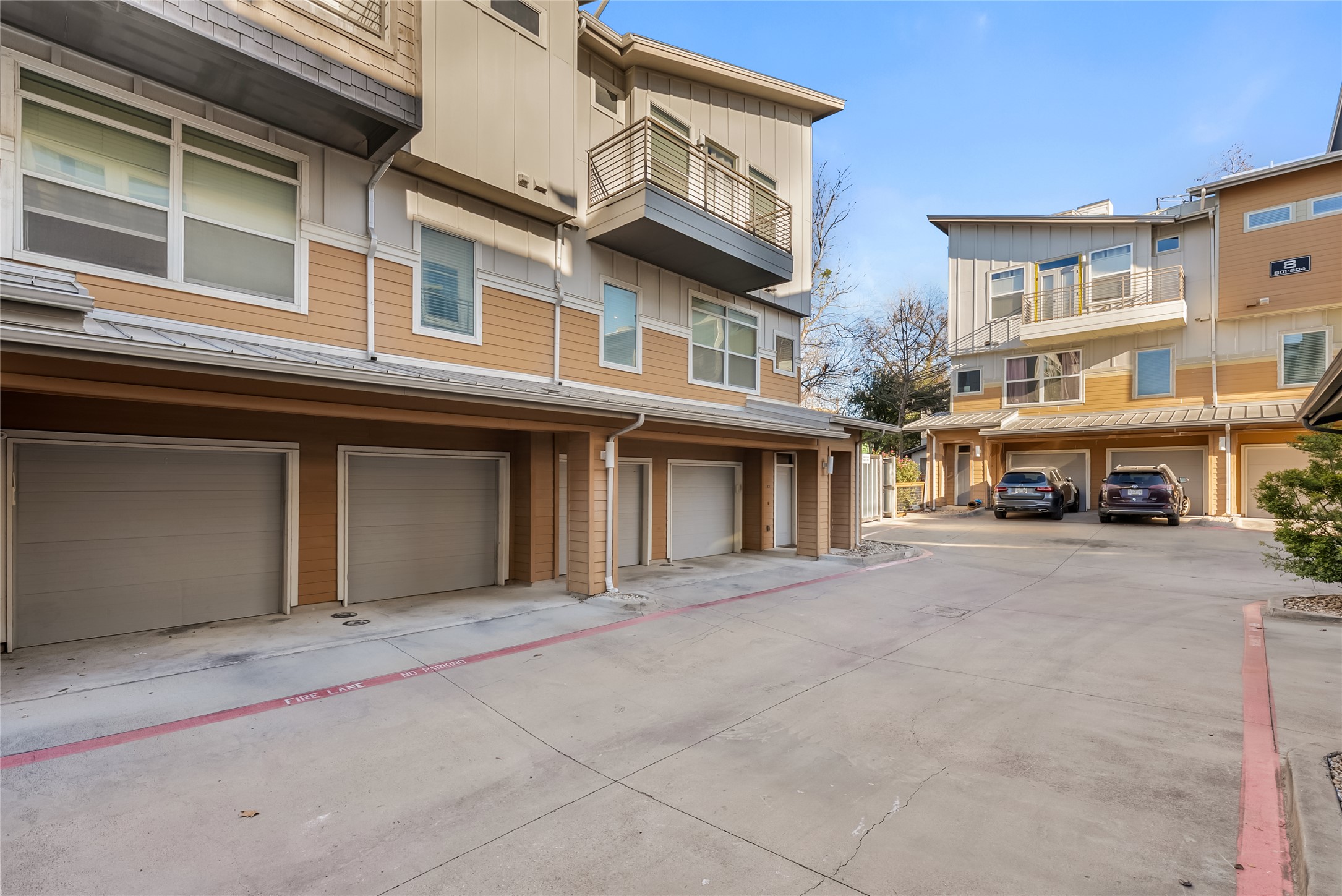 2606 Wilson Street, Unit 901 Austin, TX 78704 - Photo 29 of 37 a street view with building