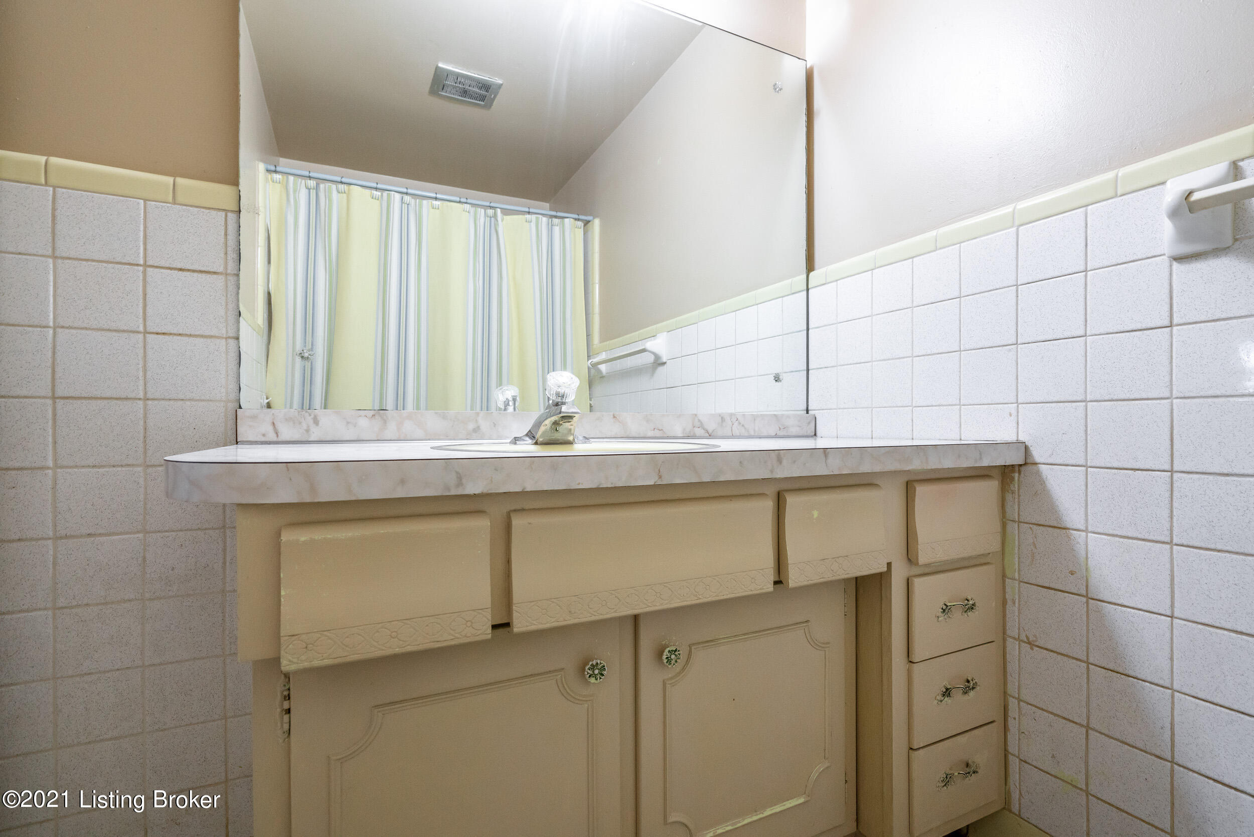 8900 Waltlee Road Louisville, KY 40291 - Photo 32 of 37 8900 Waltlee Rd-33