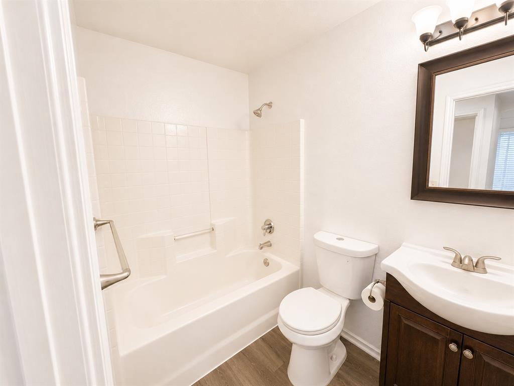 515 Haymarket Road Dallas, TX 75217 - Photo 10 of 15 Bathroom
