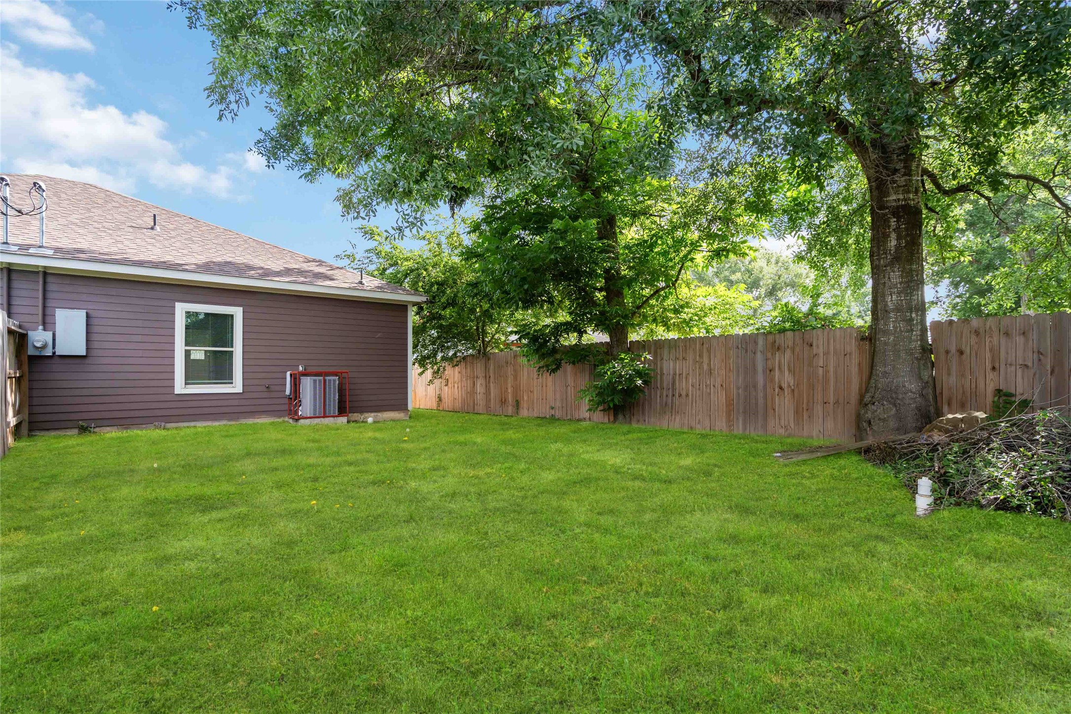 5754 Reed Road, Unit B Houston, TX 77033 - Photo 28 of 29 a backyard of a house with lots of green space