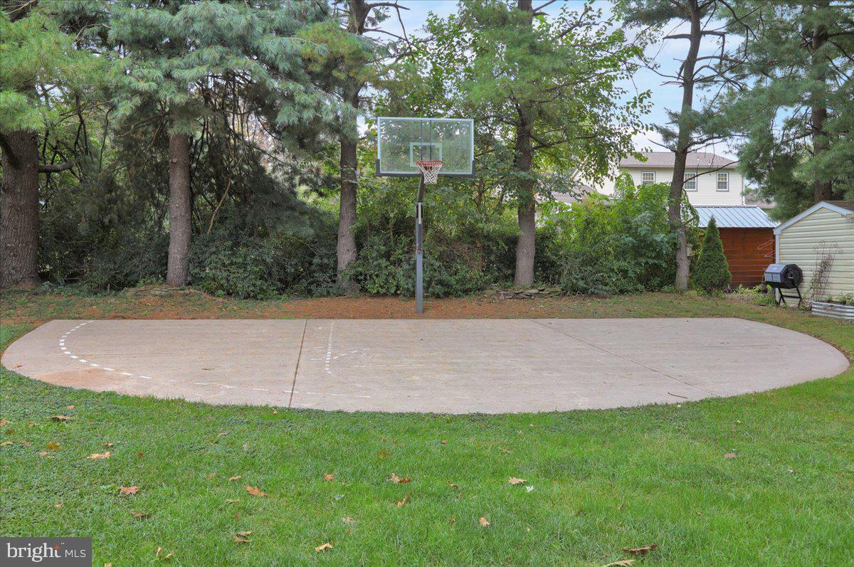 561 Millcross Road Lancaster, PA 17601 - Photo 44 of 52 a backyard of a house with lots of green space