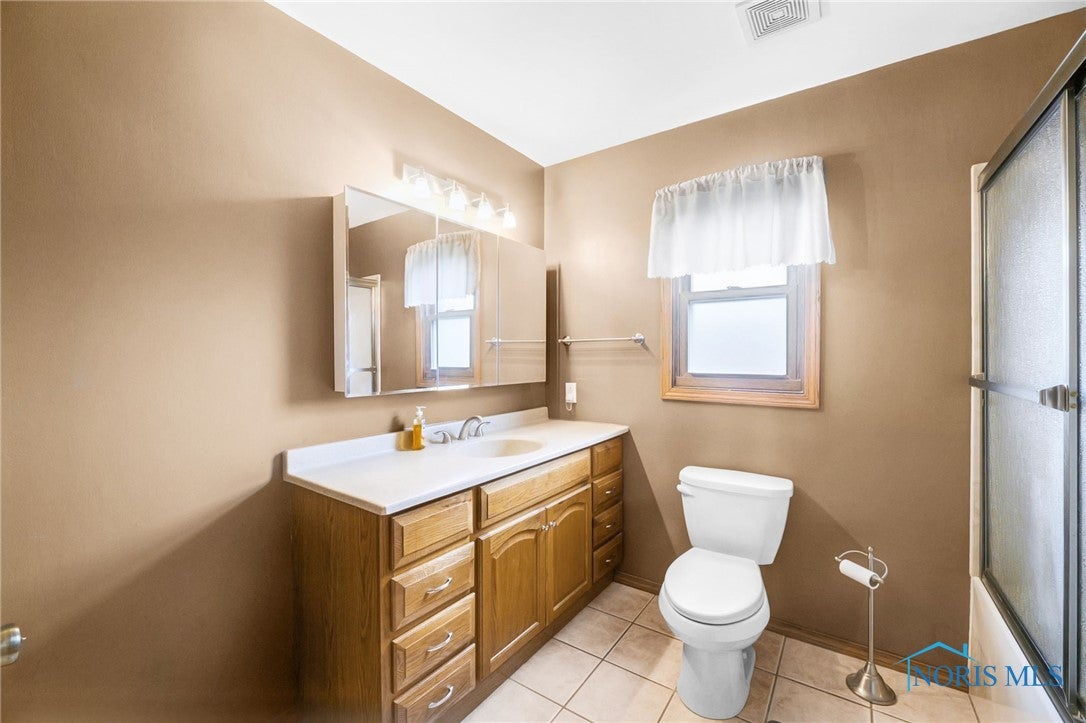 30272 Bates Road Perrysburg, OH 43551 - Photo 19 of 47 Upstairs Full Bath